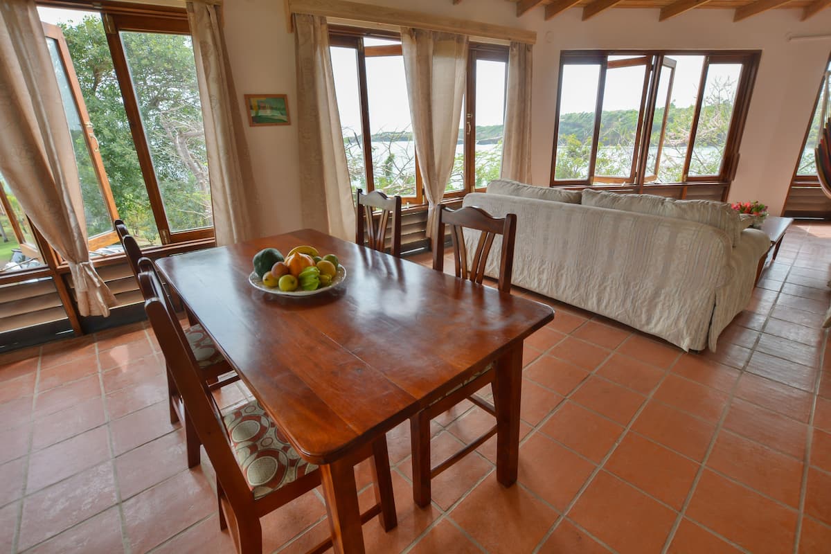 Apartamento familiar, 2 habitaciones, cocina, vistas a la playa | Servicio de comidas en la habitación