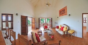 Villa, 1 kingsize bed, terras, uitzicht op zee | Woonkamer | Boeken