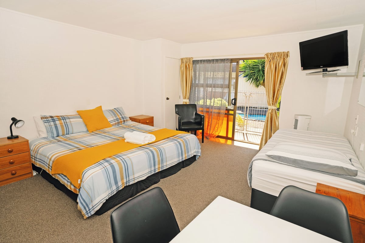 Deluxe Studio with 1 Queen and 1 Single Bed | 1 bedroom, soundproofing, free WiFi, bed sheets