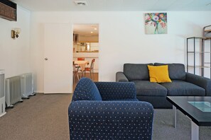 Superior Family Room | Living area | 32-inch TV with cable channels - Dukes Midway Lodge (Auckland)