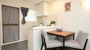 Deluxe Studio with 1 Queen and 1 Single Bed | In-room dining
