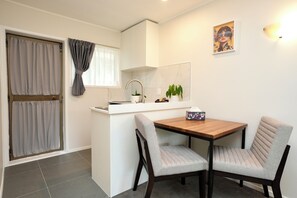 Deluxe Studio with 1 Queen and 1 Single Bed | Khu vực ăn uống tại phòng