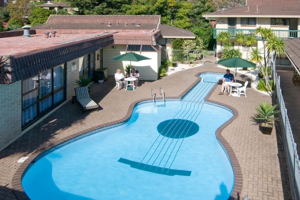 Dukes Midway Lodge