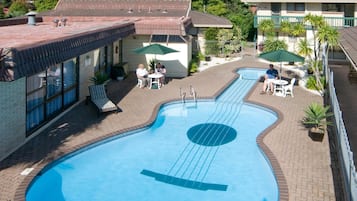 Una piscina al aire libre de temporada