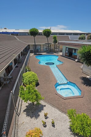 Seasonal outdoor pool - Dukes Midway Lodge (Auckland)