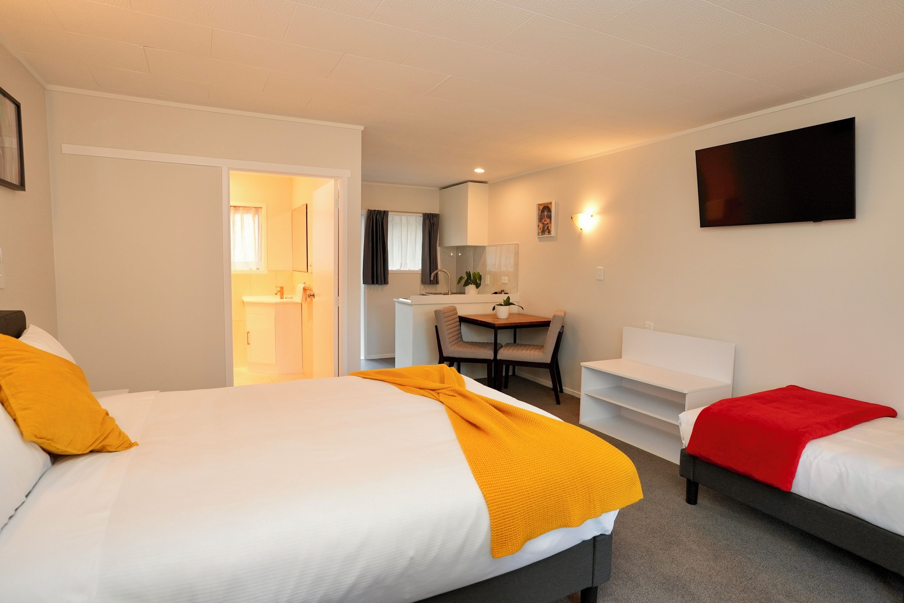 Deluxe Studio with 1 Queen and 1 Single Bed | Sistema de insonorización, wifi gratis, ropa de cama