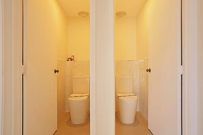 Superior Family Room | Bathroom | Shower, hair dryer, towels, soap - Dukes Midway Lodge (Auckland)