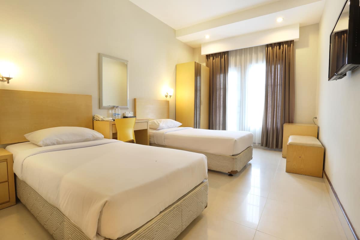 Deluxe Double or Twin Room | Minibar, in-room safe, desk, laptop workspace