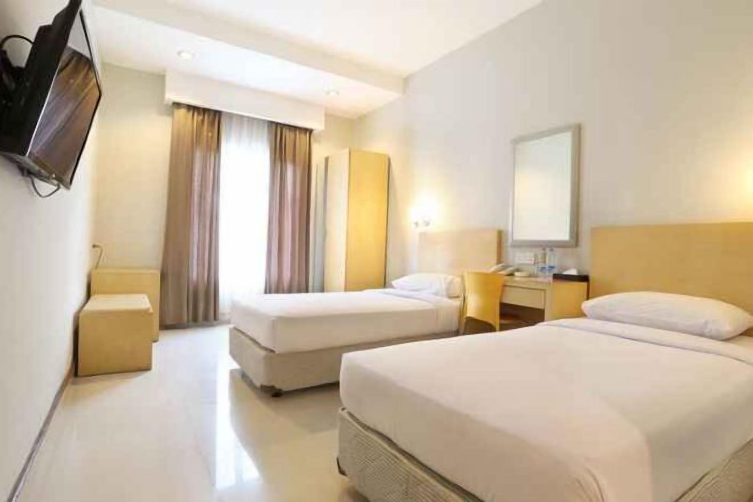 Minibar, caja de seguridad en la habitación y escritorio 