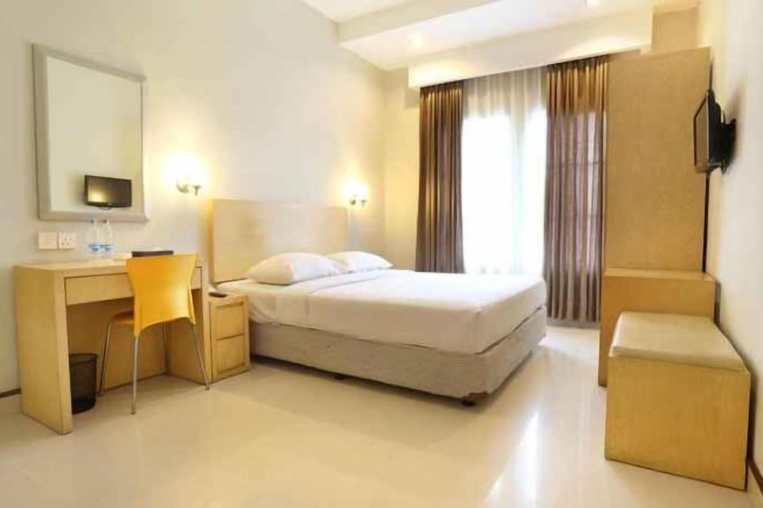 Minibar, in-room safe, desk, laptop workspace