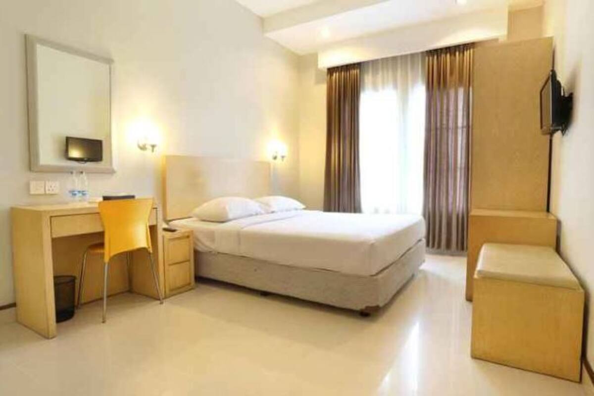 Minibar, in-room safe, desk, laptop workspace