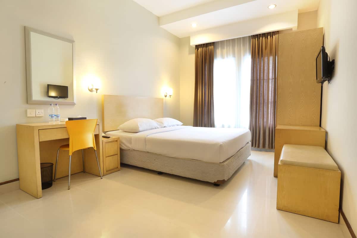 Superior Double or Twin Room | Minibar, in-room safe, desk, laptop workspace