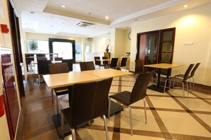 Daily buffet breakfast for a fee - Triniti Hotel Batam (Batam)