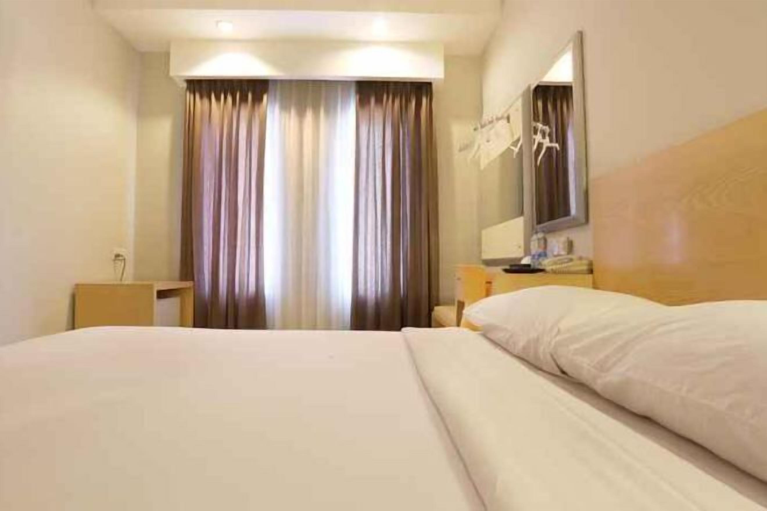 Minibaari, tallelokero huoneessa, työpöytä