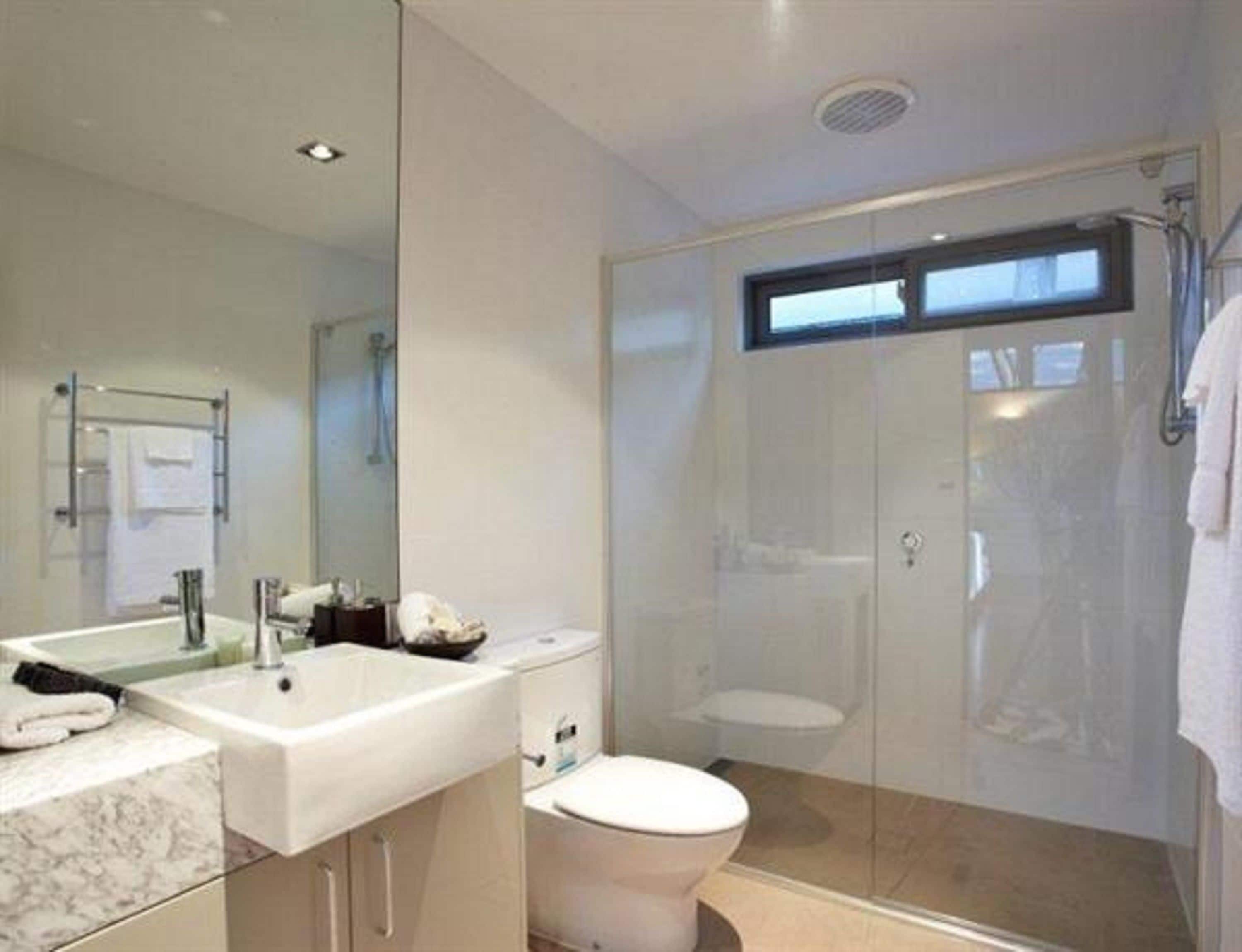 separate bathtub and shower, deep-soaking bathtub, free toiletries