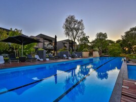 室外游泳池，08:00 至 20:00 开放，池畔遮阳伞，日光浴躺椅