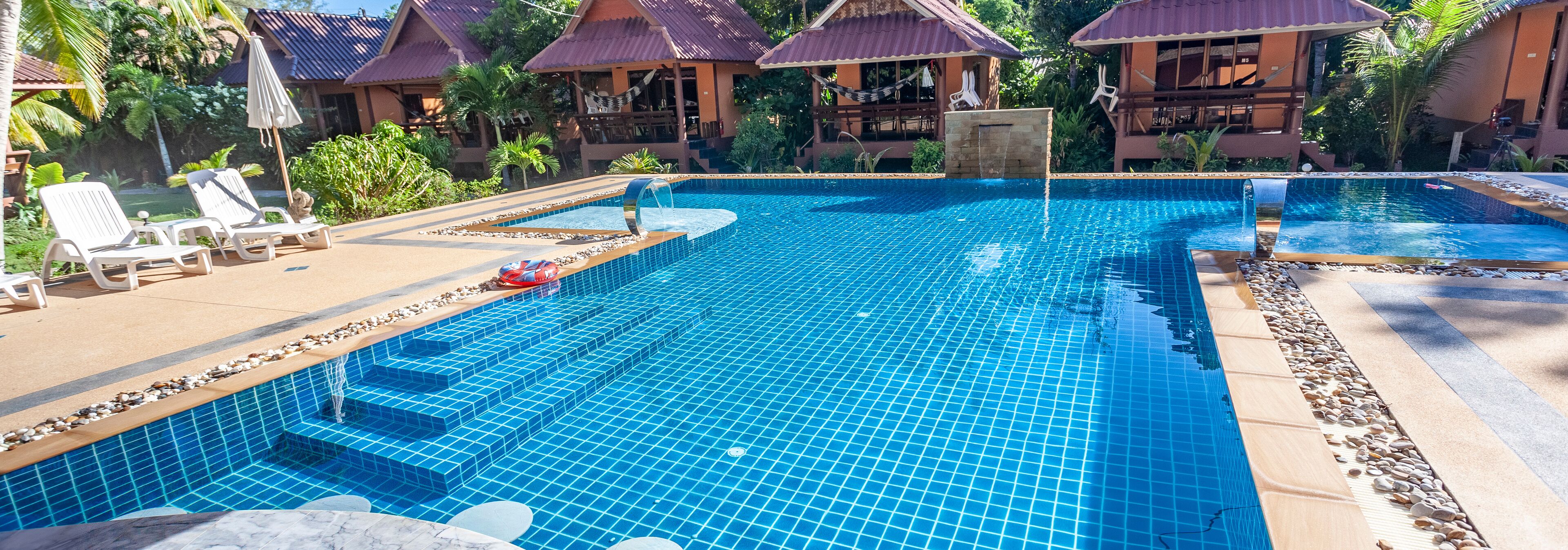 Utomhuspool och solstolar