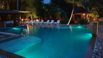 Utomhuspool och solstolar