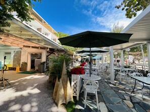 حيث تُقدم وجبات الإفطار، الغداء، الأطباق العالمية، إطلالات على الشاطئ