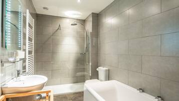 Garden Room | Bathroom | Free toiletries, hair dryer, bathrobes, towels
