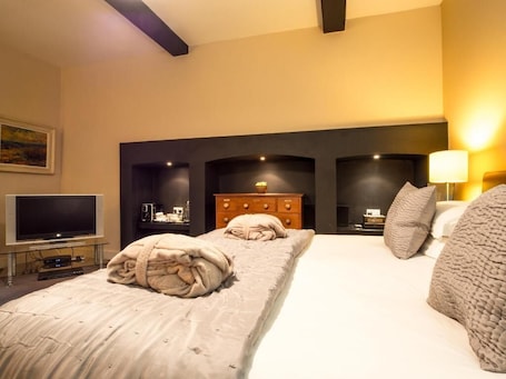 1 bedroom, Egyptian cotton sheets, premium bedding