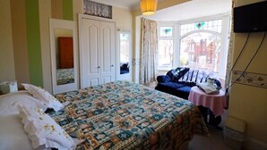 Single Room | Desk, iron/ironing board (on request), WiFi (free), bed sheets - Hotel Columbus (Scarborough)