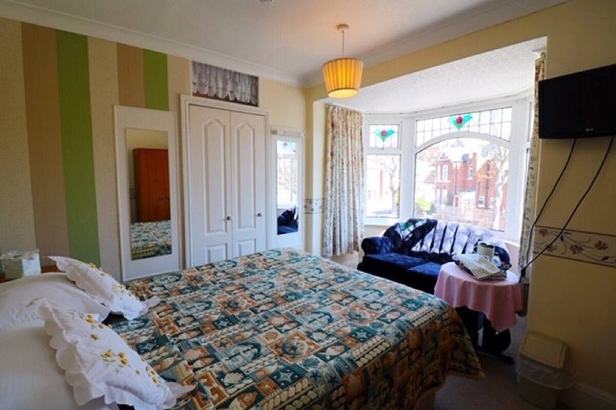 Single Room | Desk, iron/ironing board (on request), WiFi (free), bed sheets