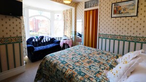 Single Room | Desk, iron/ironing board (on request), WiFi (free), bed sheets - Hotel Columbus (Scarborough)