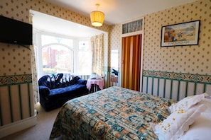 Single Room | Desk, iron/ironing board, free WiFi, bed sheets - Hotel Columbus (Scarborough)