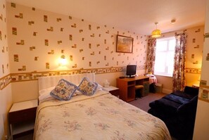 Single Room | Desk, iron/ironing board, free WiFi, bed sheets - Hotel Columbus (Scarborough)