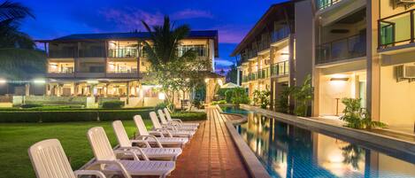 Utomhuspool och solstolar