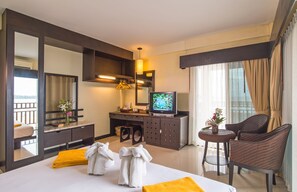Beach Front Room - First Building | Premium-sengetøj, senge med topmadrasser, minibar, pengeskab på værelset