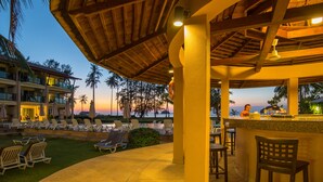 Poolside bar - Lanta Pura Beach Resort (Ko Lanta)