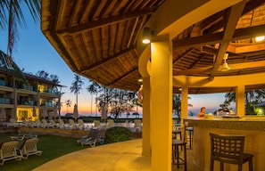 Bar tepi kolam renang