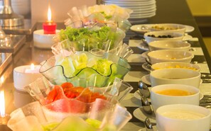 Päivittäinen buffetaamiainen (300 THB per henkilö)