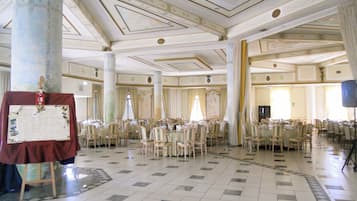 Petit déjeuner, déjeuner, dîner et brunch servis sur place