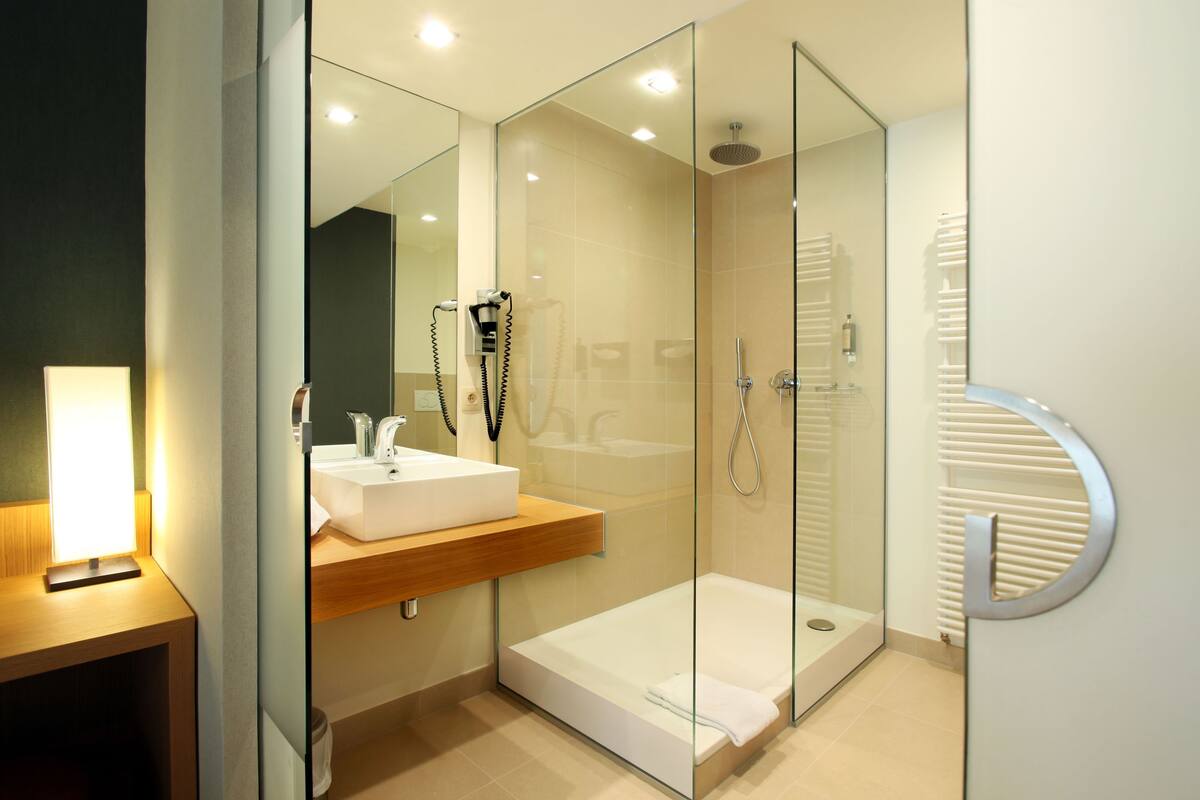 chambre double, vue lac | bathroom | free toiletries, hair dryer, dressing gowns, slippers