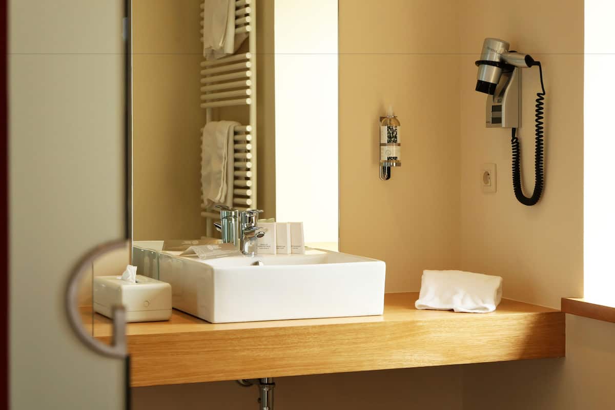 chambre double, balcon | bathroom | free toiletries, hair dryer, dressing gowns, slippers