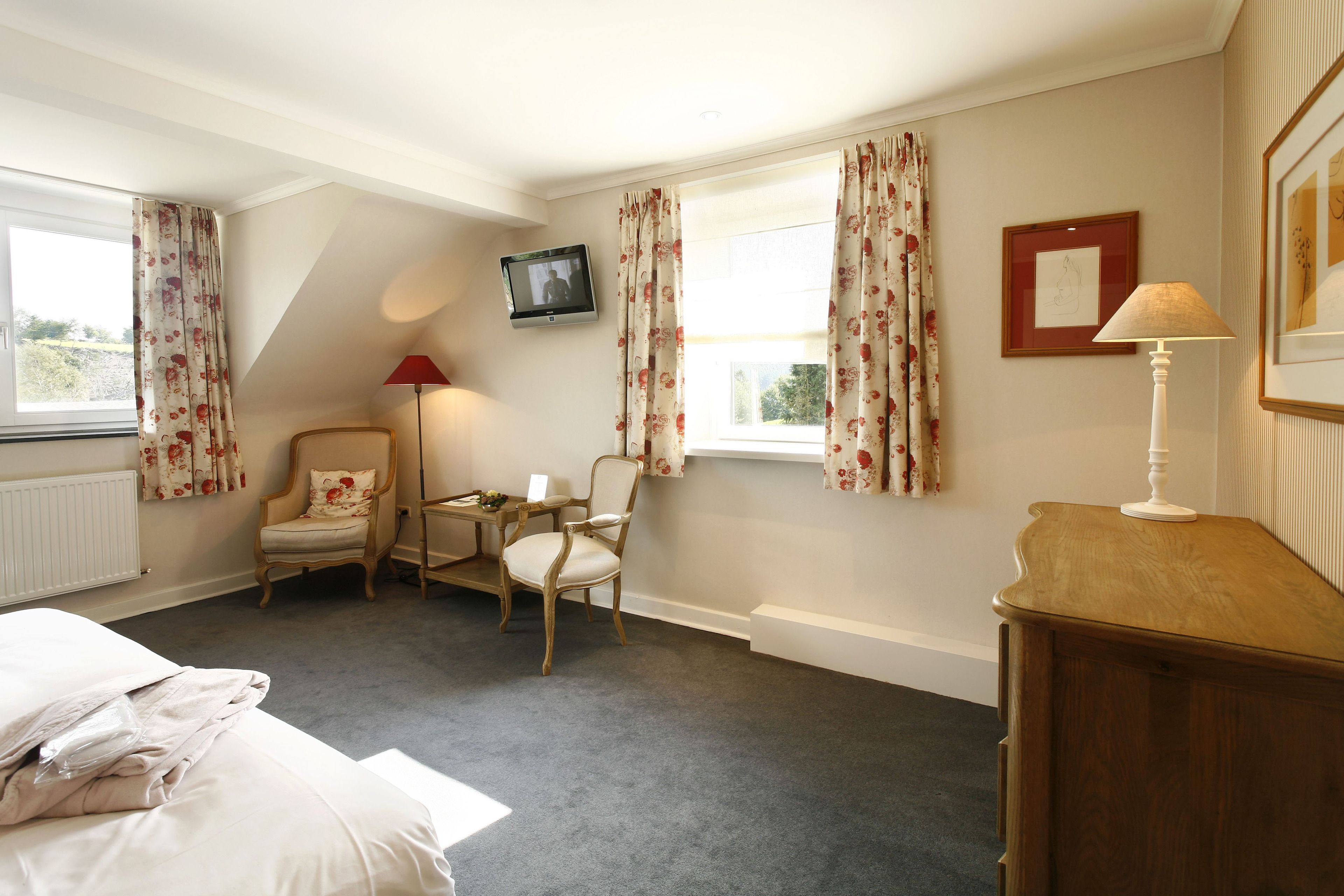 chambre double (street side) | living area | flat-screen tv