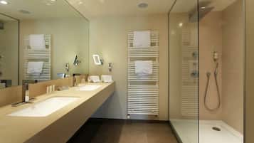 Suite Majestueuse, 1 chambre | Banheiro | Produtos de toalete grátis, secador de cabelo, roupões de banho