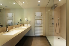 Suite Majestueuse, 1 chambre | Bathroom | Free toiletries, hair dryer, bathrobes, slippers