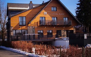 Lunch and dinner served, French cuisine