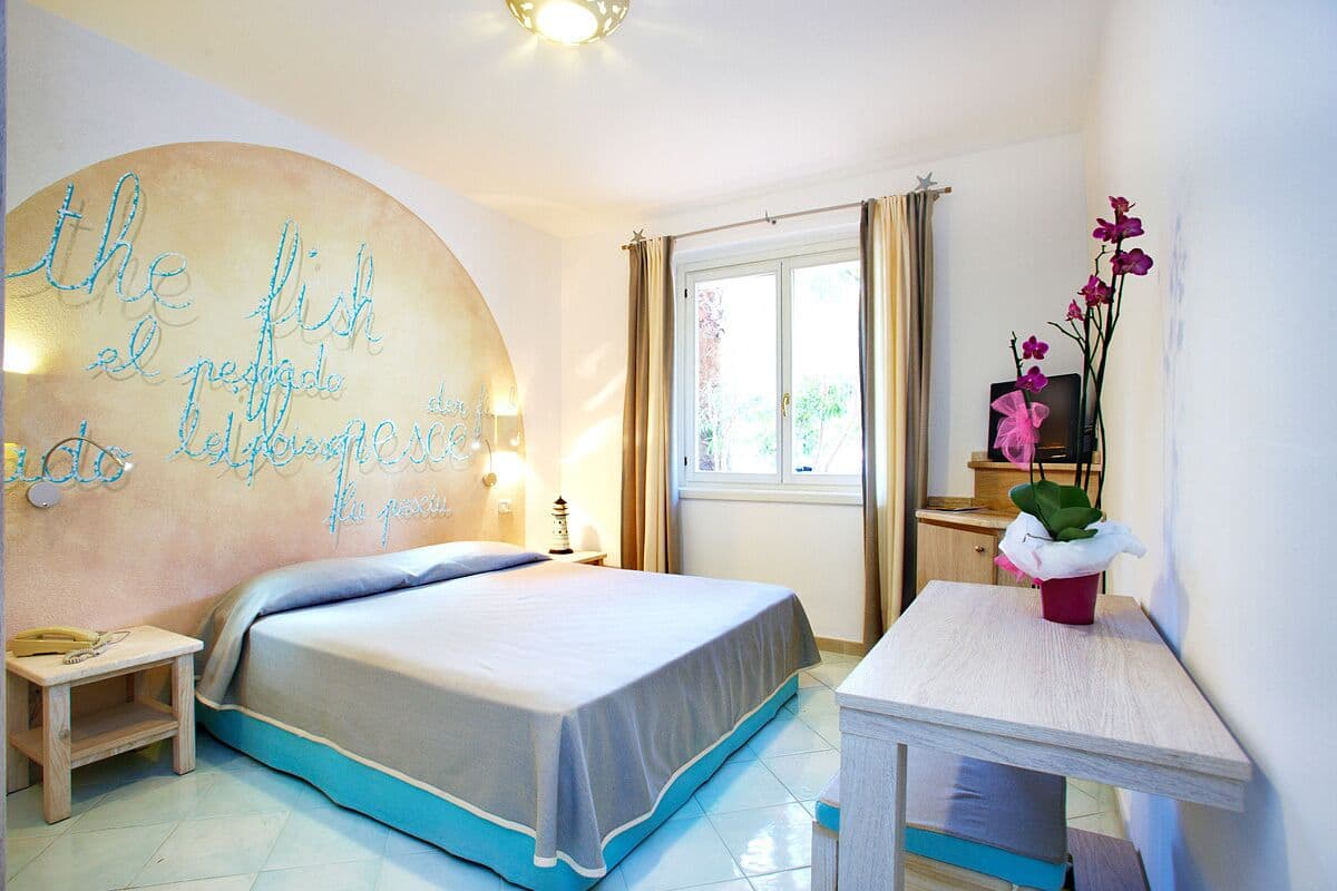 Une chambre à coucher avec un lit, une table de chevet et un élément décoratif mural.