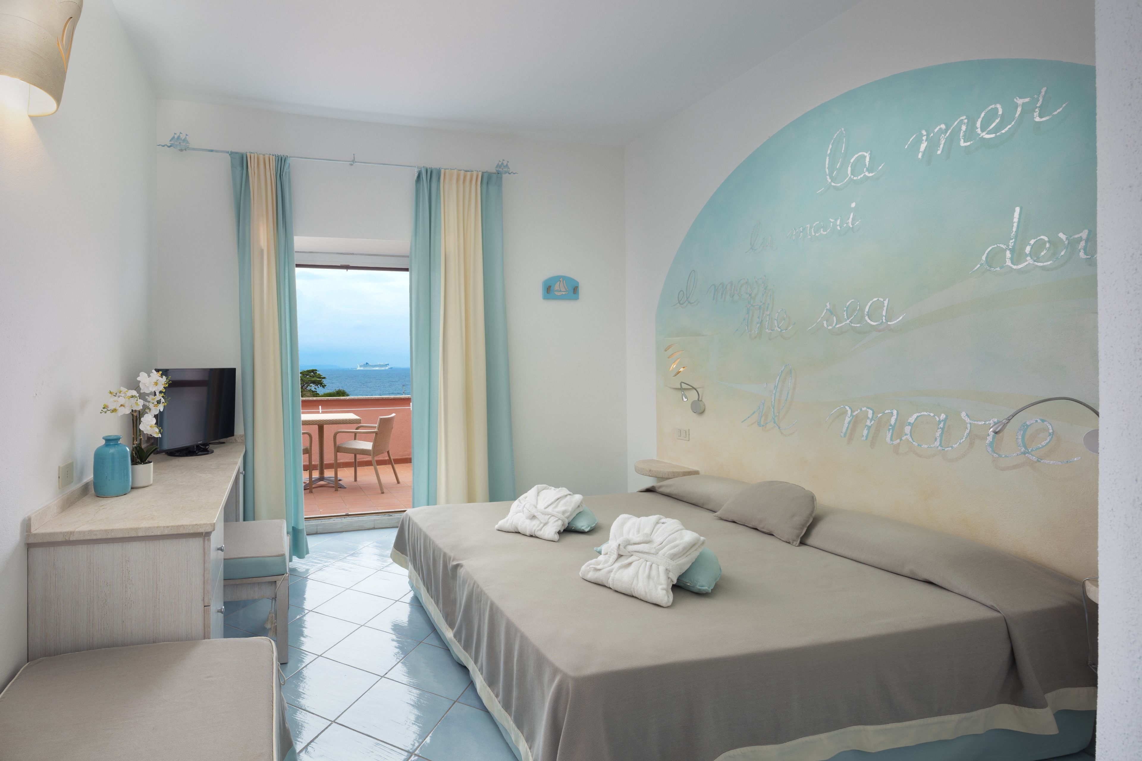deluxe double room, balcony, sea view | 1 bedroom, minibar, in-room safe, desk