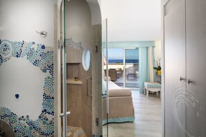 Deluxe tweepersoonskamer, balkon, uitzicht op zee | Een minibar, een kluis op de kamer, een bureau, verduisterende gordijnen