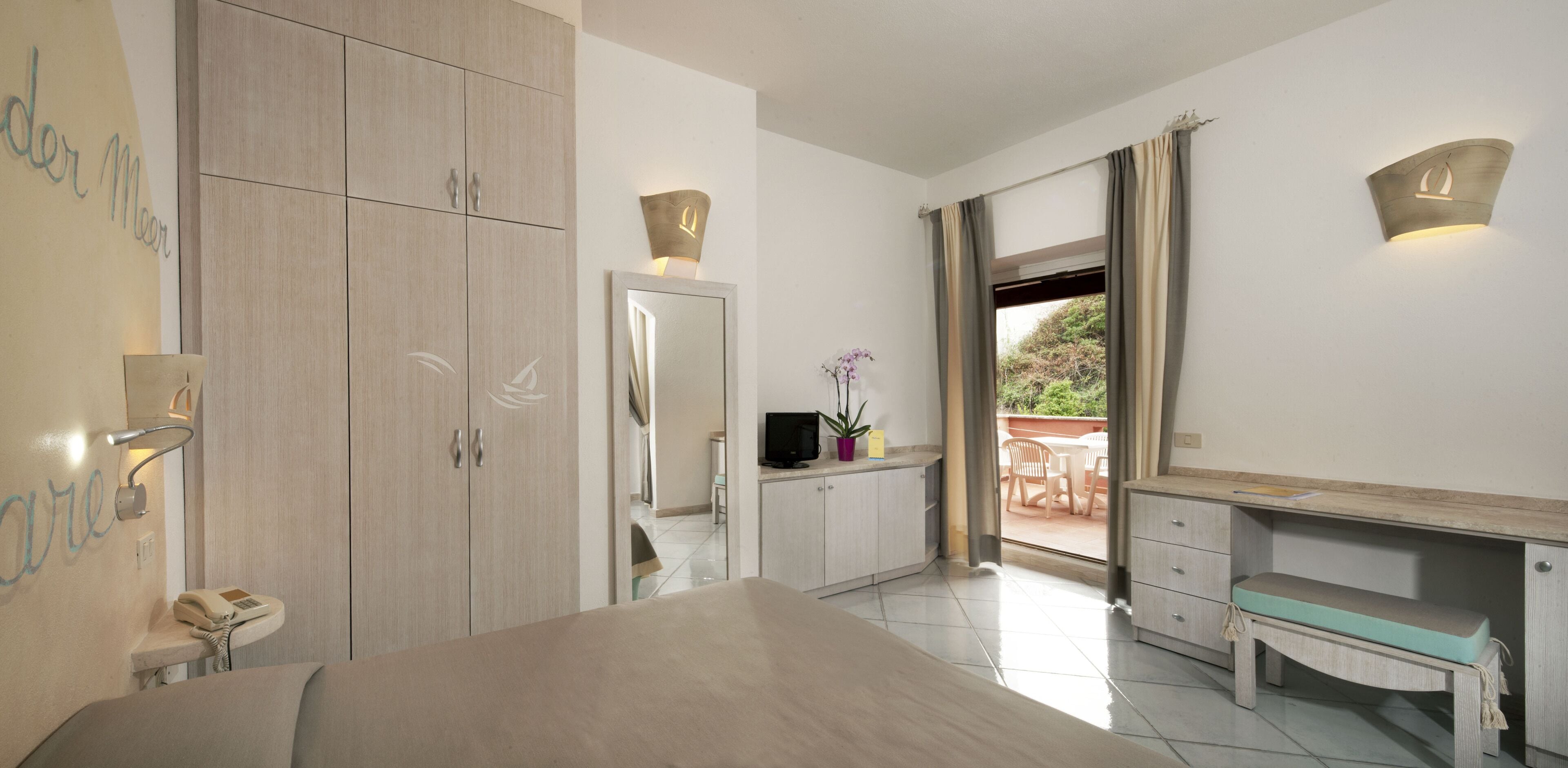 Family Room | Minibar, in-room safe, desk, blackout drapes