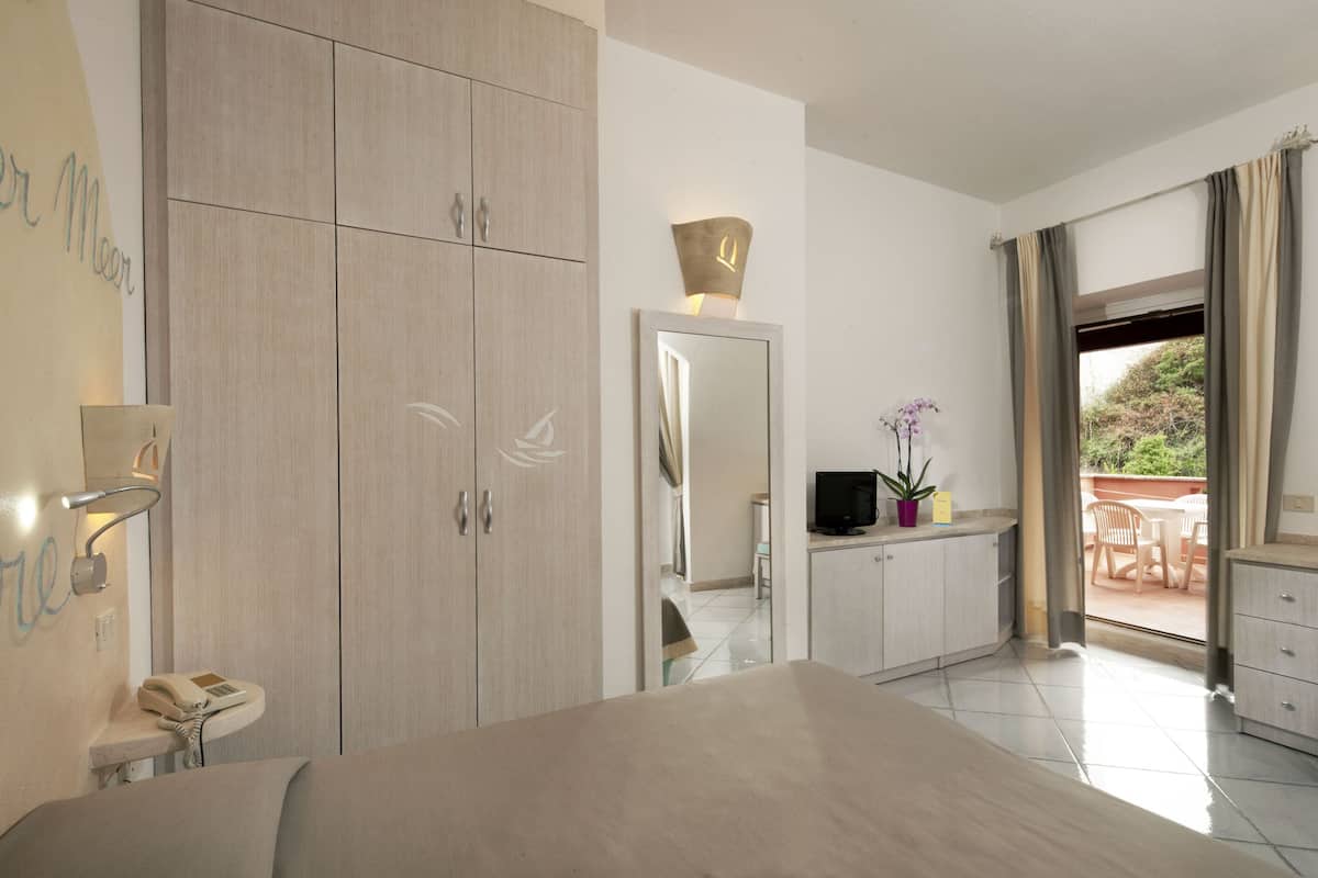 Family Room | Minibar, in-room safe, desk, blackout drapes