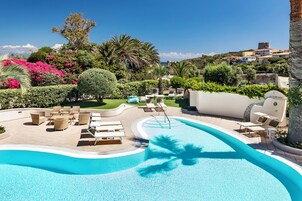 Utomhuspool, parasoller och solstolar