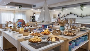 Un buffet proposant une variété de plats et décoré avec des éléments évoquant la voile.