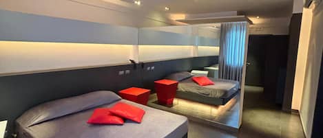 Minibar, escritorio, internet por cable gratis y ropa de cama